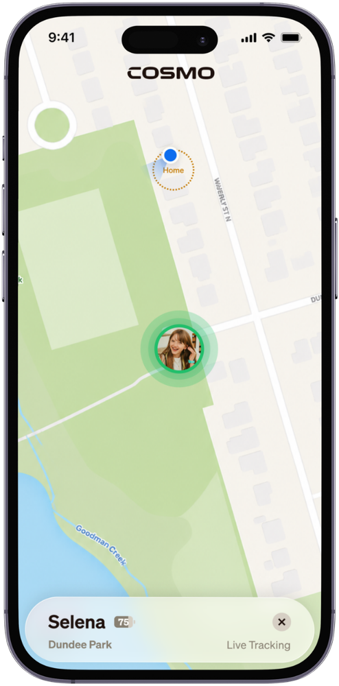 Live Tracking active in the Cosmo app, showing a child's position with a green live indicator